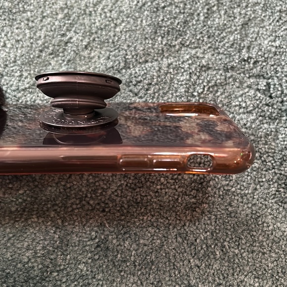 Felony Case iPhone 11 tortoise phone case with attached black pop socket - Picture 7 of 7